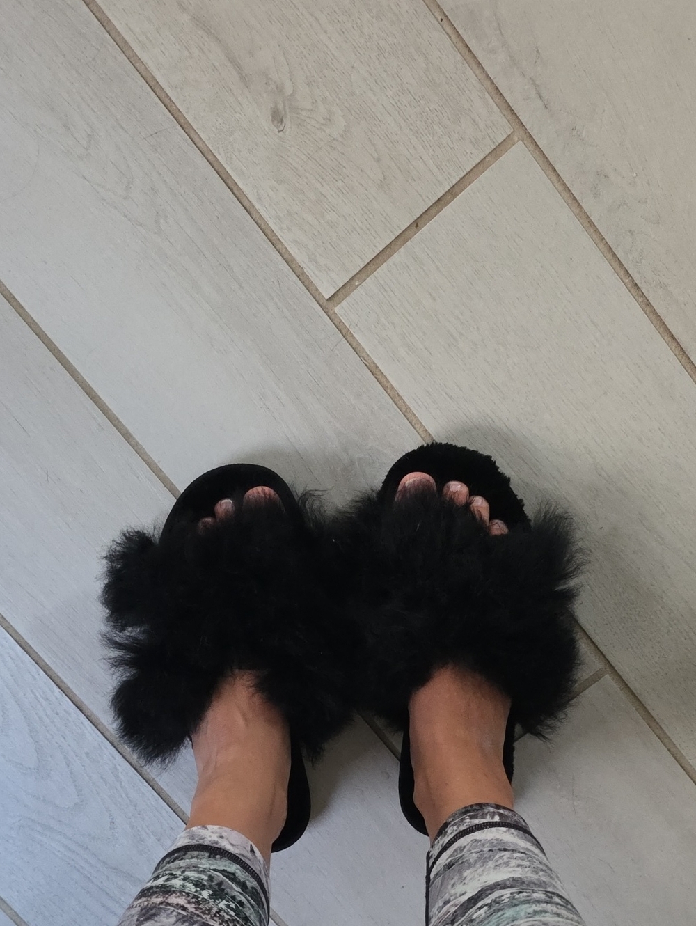 UGG Furry Slides - Picture 4 of 5